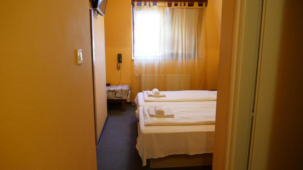 Postel nebo postele na pokoji v ubytování Attila Hotel Budapest