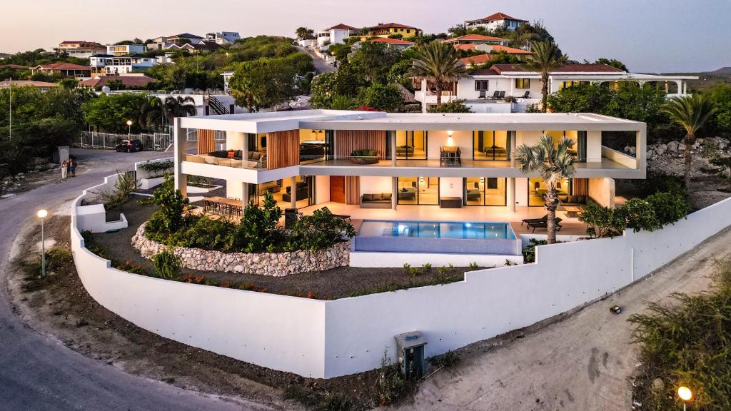 une vue aérienne sur une maison dans l'établissement Luxury 12-Person Villa in Cas Abou with Pool, Seaview, and Private Beach Access, à Willibrordus