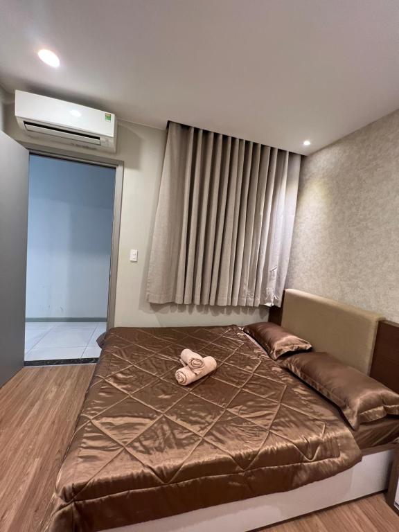 una camera da letto con un letto e due pantofole sopra di #GoldView, 80m2-2Bed2WC. View Bitexco.Full Furniture ad Ho Chi Minh