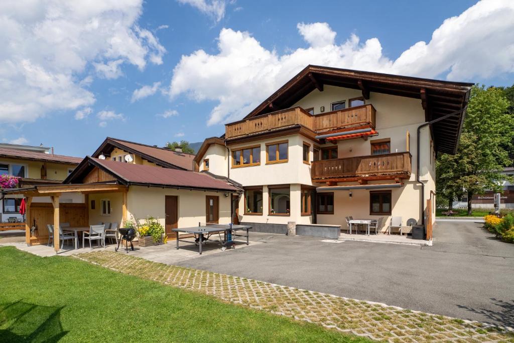 ein großes Gebäude mit einem Picknicktisch davor in der Unterkunft Haus Alton in Fieberbrunn