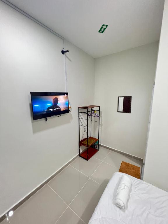Postel nebo postele na pokoji v ubytování TAMU ROOMSTAY TOK MOLOR