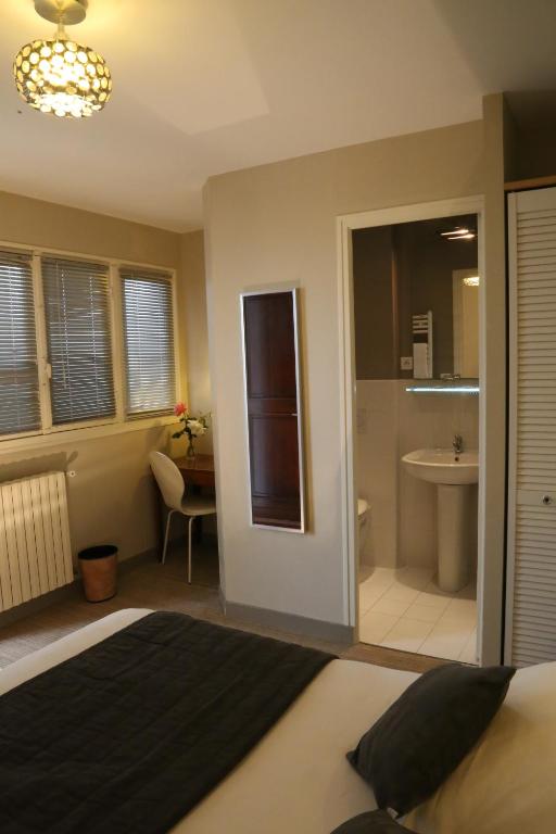 Postel nebo postele na pokoji v ubytování Hôtel Moderna