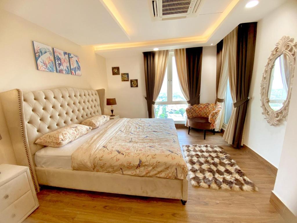 Postel nebo postele na pokoji v ubytování Luxury Apartment with Balcony in Gold Crest, DHA - Skyview Suite