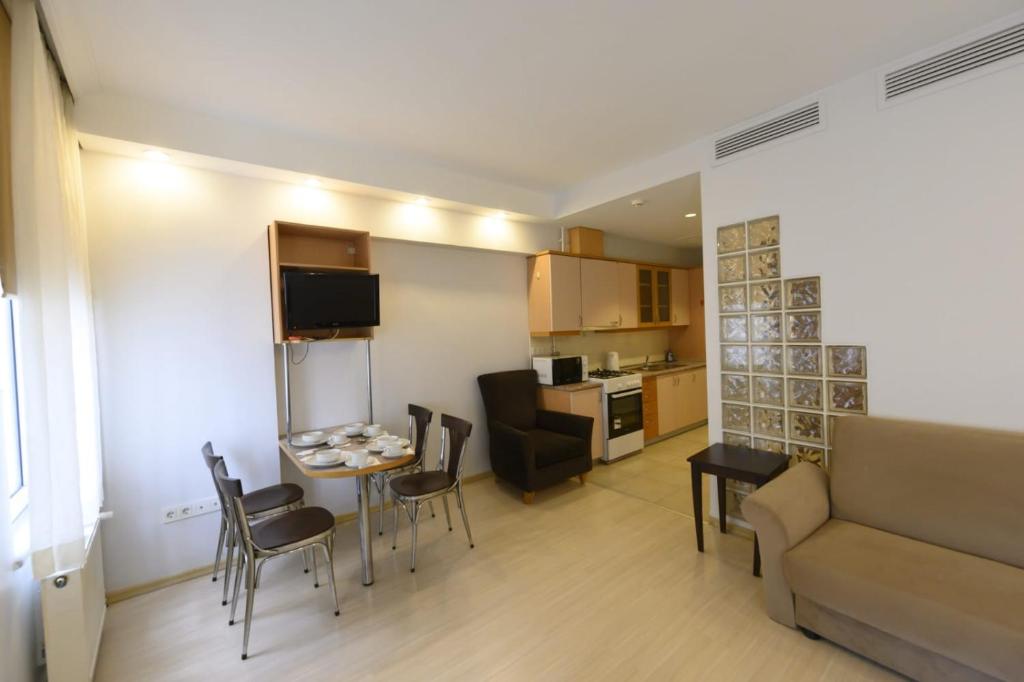 イスタンブールにあるエンテス アパートのリビングルーム(ソファ、テーブル、椅子付)