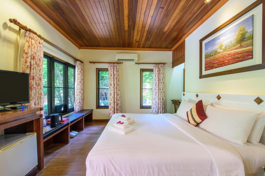 TV a/nebo společenská místnost v ubytování Baan Grood Arcadia Resort & Spa