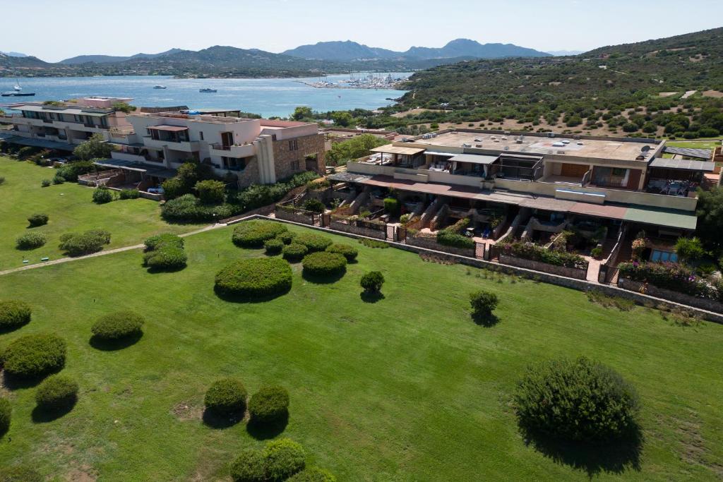 eine Luftansicht eines großen Gebäudes mit Park in der Unterkunft Sardinia Paradise House - Happy Rentals in Marina di Portisco