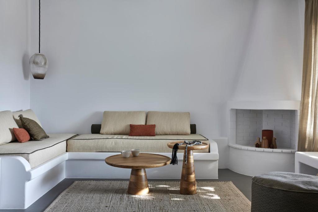 un soggiorno con divano e tavolo di Iliana Olive Branch ad Adámas