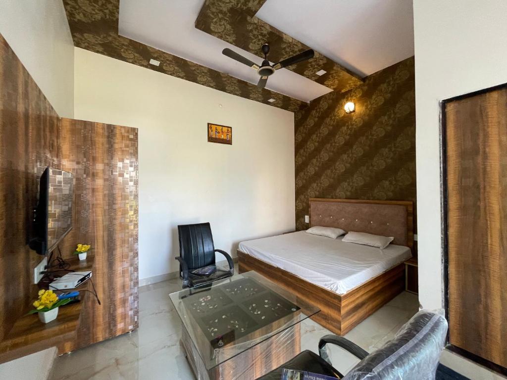 Postel nebo postele na pokoji v ubytování Chouhan Palace