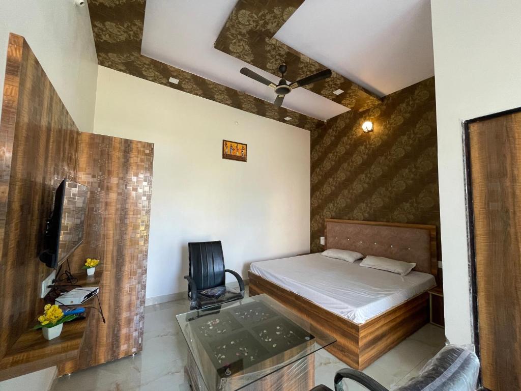 Postel nebo postele na pokoji v ubytování Chouhan Palace