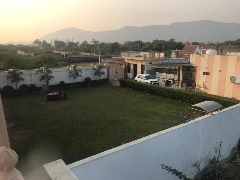 Nespecifikovaný výhled na hory nebo výhled na hory při pohledu z hotelu