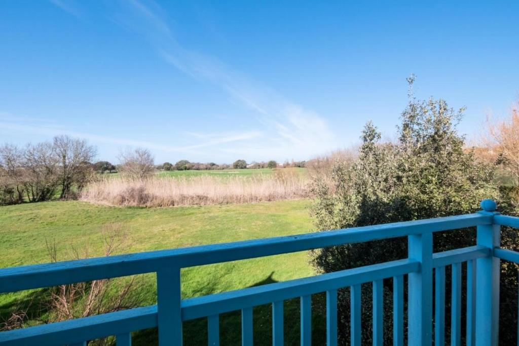 une vue sur un champ depuis une clôture bleue dans l'établissement Les Maisons de Port Bourgenay - maeva Home - Maison 4 pièces 8 personnes - Sélection MAE-6395, à Talmont-Saint-Hilaire