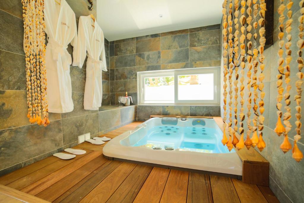 a bathroom with a large tub in a room at Ô Balinais mini villa avec spa et piscine privative Marseille in Marseille