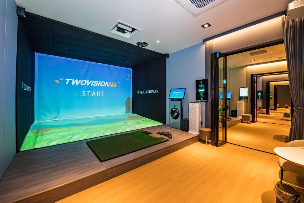 TV a/nebo společenská místnost v ubytování Sollago Myeongdong Hotel & Residence