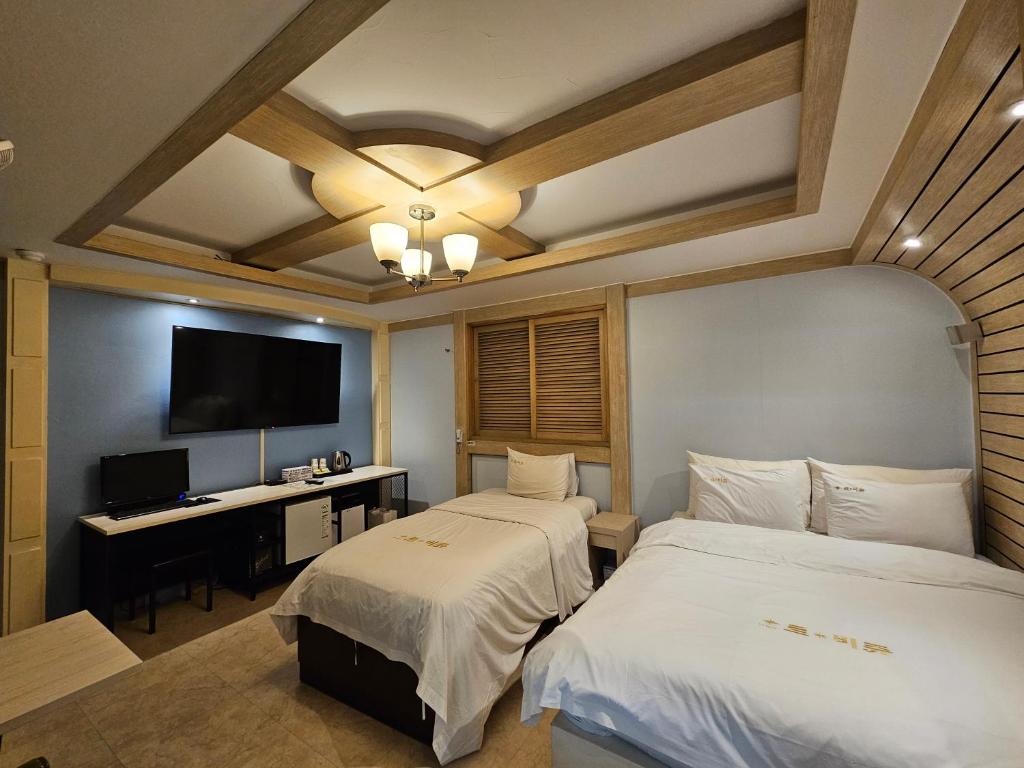 Posteľ alebo postele v izbe v ubytovaní Hotel G7 Daejeon