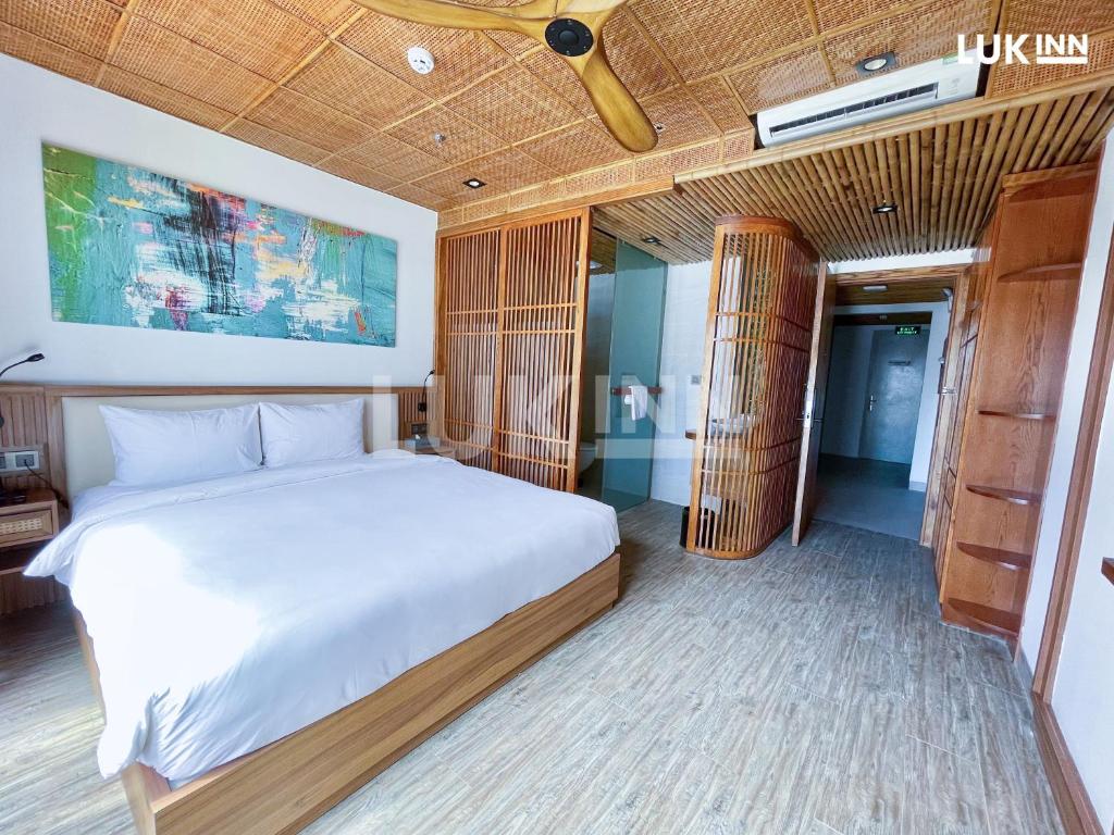Postel nebo postele na pokoji v ubytování LUK Inn Hotel - An Thượng, Đà Nẵng