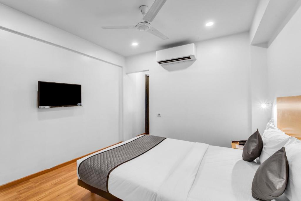 TV a/nebo společenská místnost v ubytování UPAR Hotels Thoraipakkam, OMR