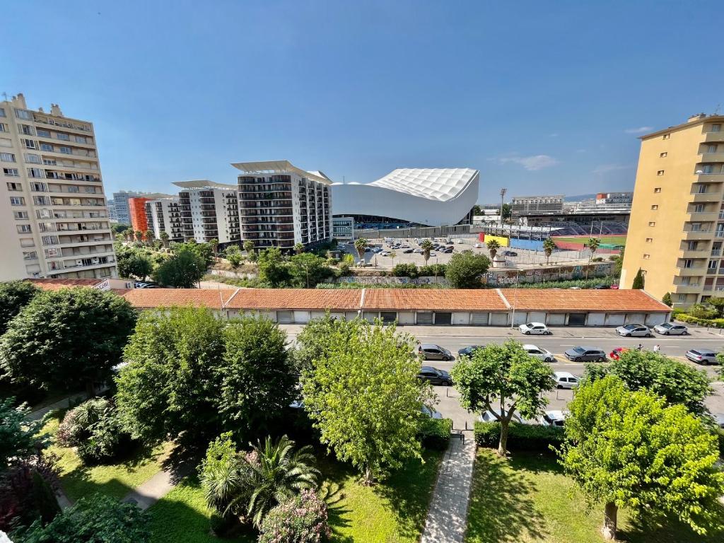 - une vue sur une ville avec des bâtiments et des arbres dans l'établissement Le cocon, à Marseille