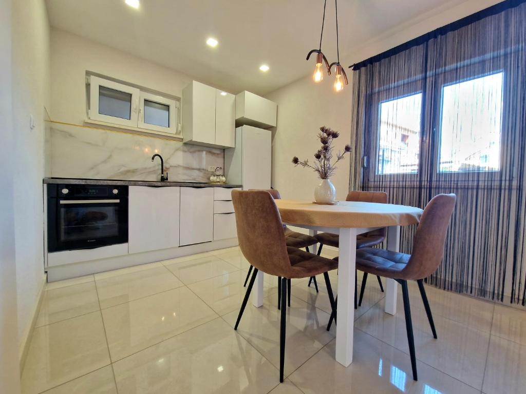 eine Küche mit einem Tisch und Stühlen im Zimmer in der Unterkunft 2 Bedroom Apartment Ljubica Sinj in Sinj