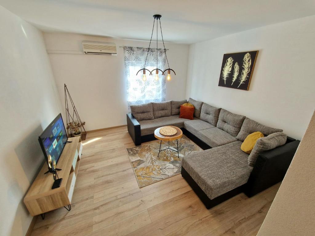 een woonkamer met een bank en een tv bij 2 Bedroom Apartment Ljubica Sinj in Sinj