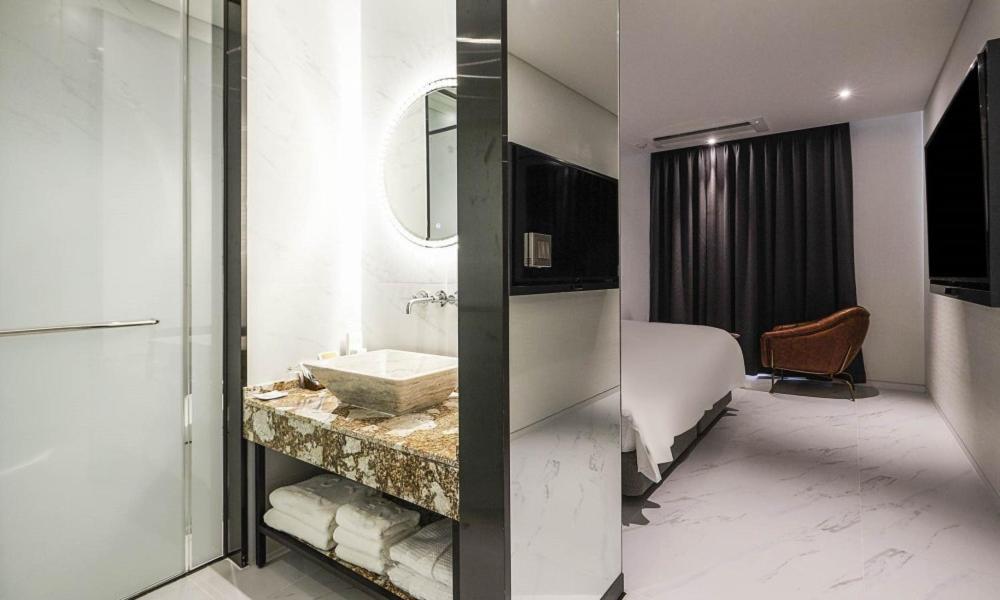 Postel nebo postele na pokoji v ubytování Incheon Guwol Hotel Bay 204