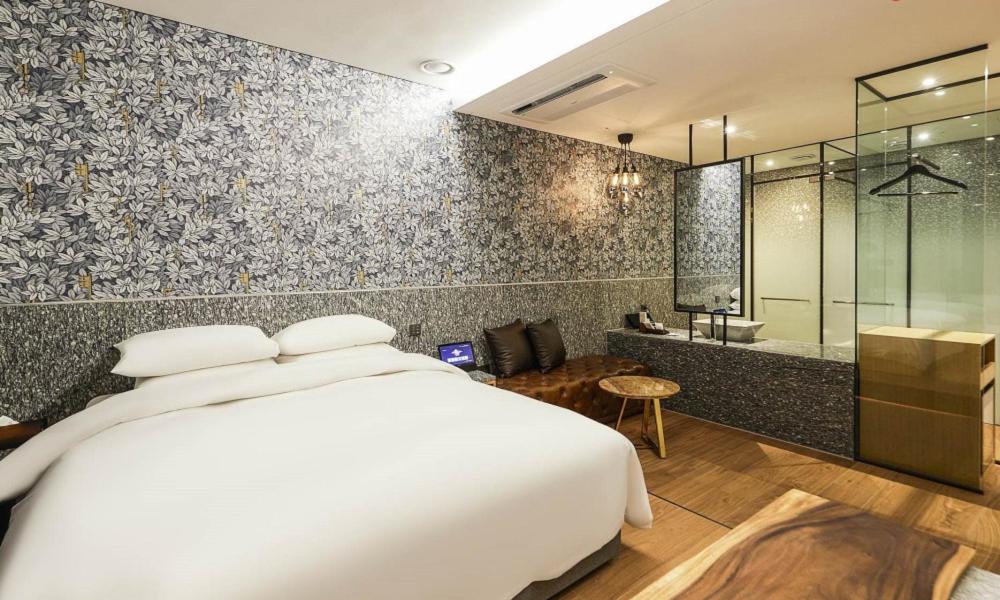 Postel nebo postele na pokoji v ubytování Incheon Guwol Hotel Bay 204