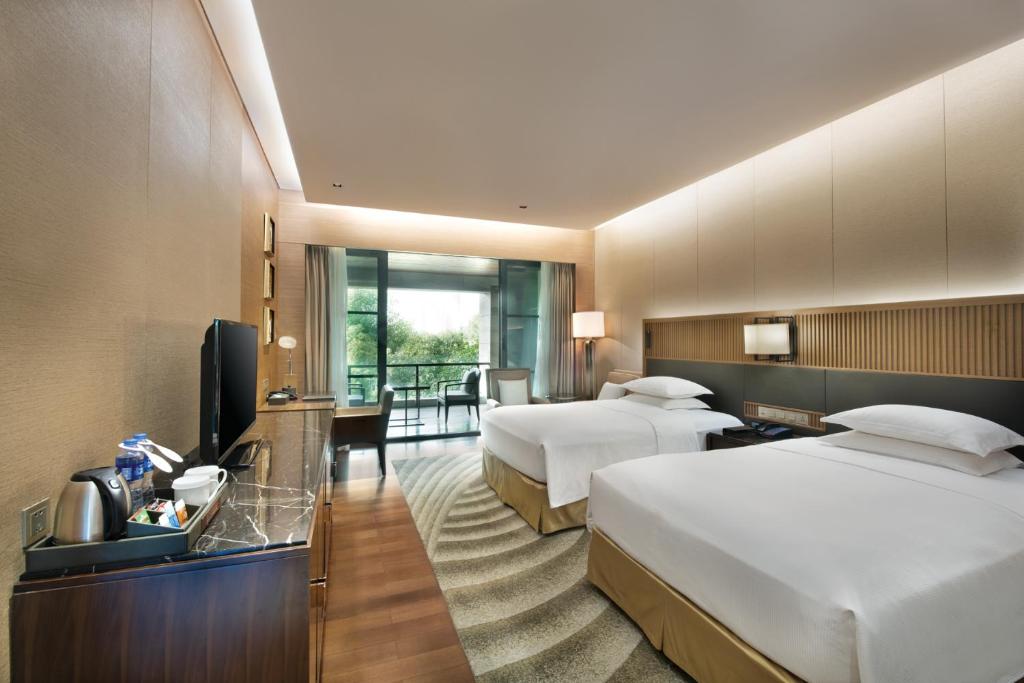 Postel nebo postele na pokoji v ubytování Hilton Wuhan Optics Valley