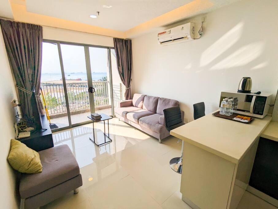sala de estar con sofá y mesa en Lovina 9-17 at Harbour Bay Residence(Near Ferry) en Batu Ampar