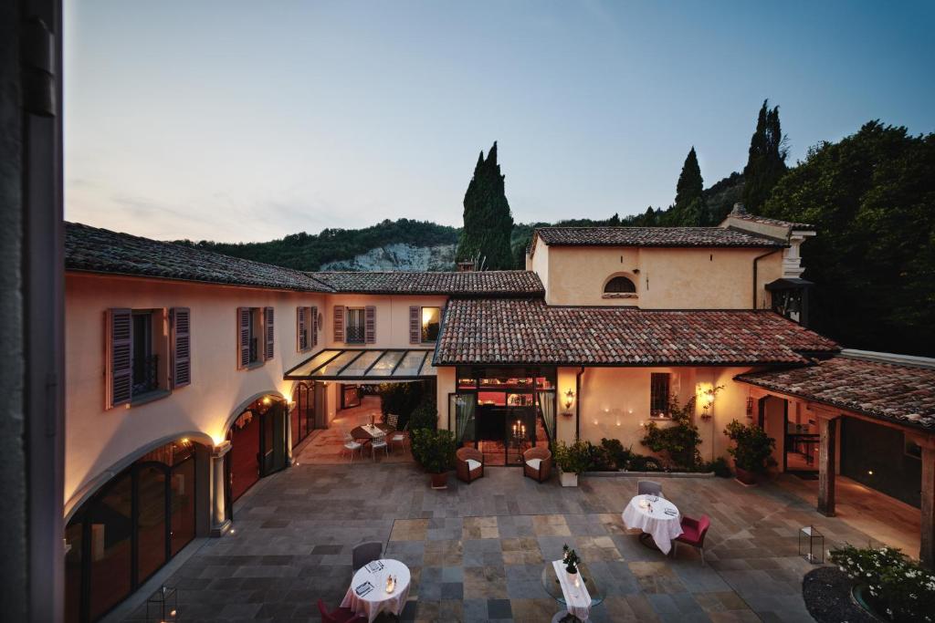 eine Luftansicht auf ein Gebäude mit Innenhof in der Unterkunft Villa Liverzano in Brisighella