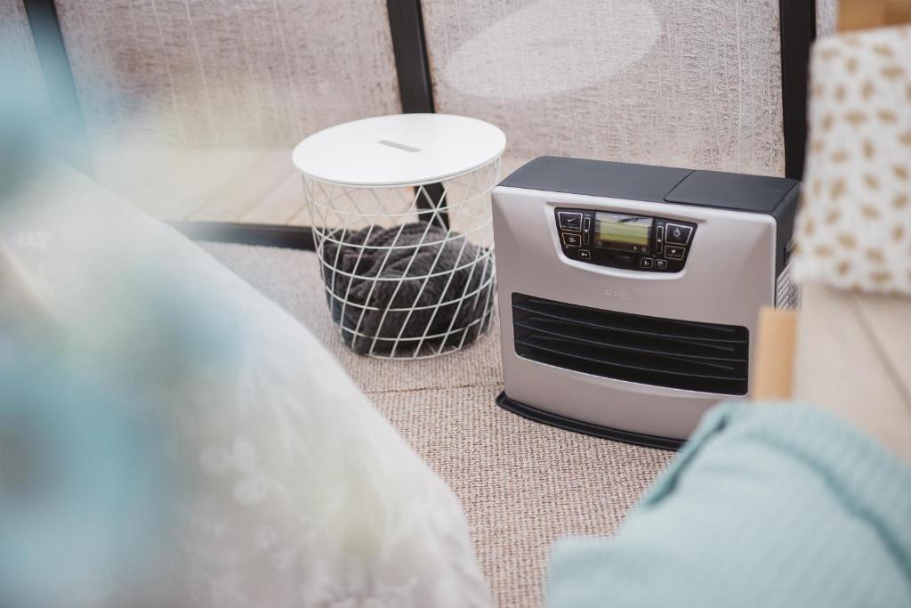 ein Toaster auf dem Boden neben einem Bett in der Unterkunft Au Clair de ma Bulle in Marche-en-Famenne