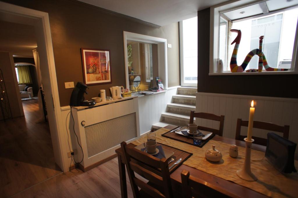 a dining room with a table with a candle on it at B&B Wellness Yoake in Ypres