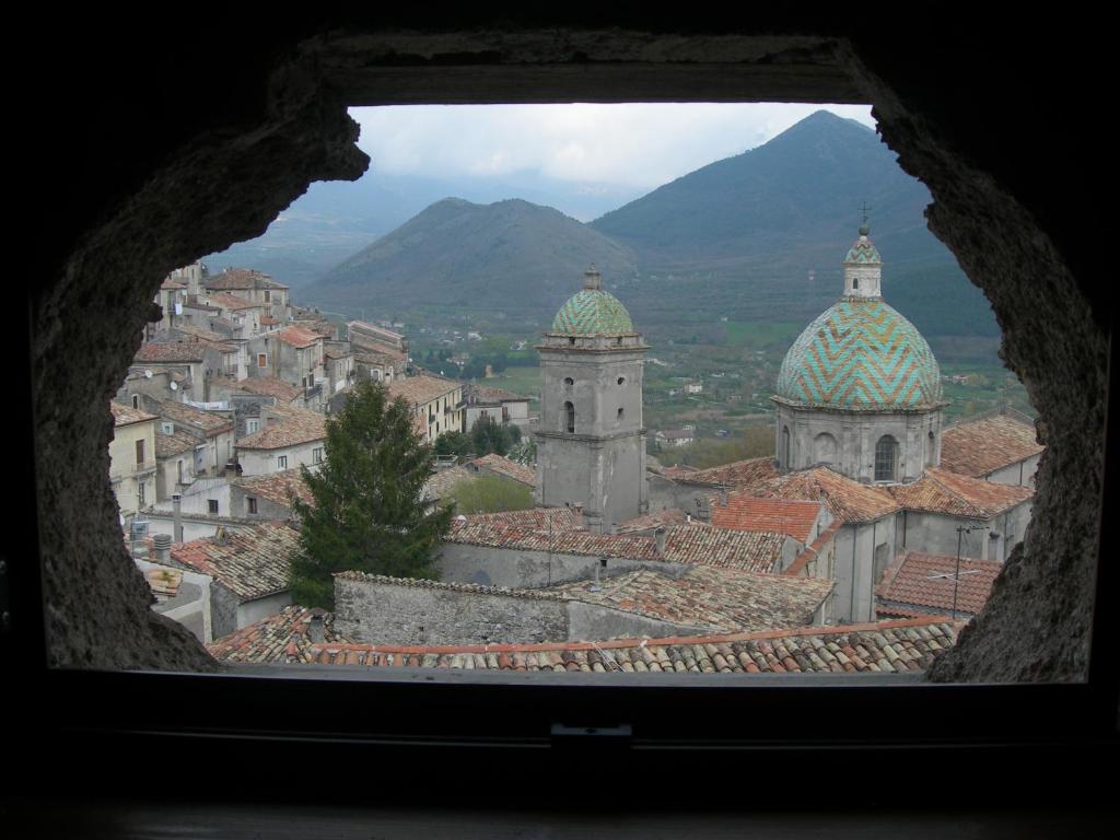 モラーノ・カーラブロにあるVigna Della Signoraの窓から市街の景色を望めます。