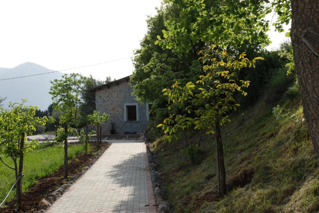 uma casa de pedra numa colina com um caminho em Gelsomino em Morano Calabro