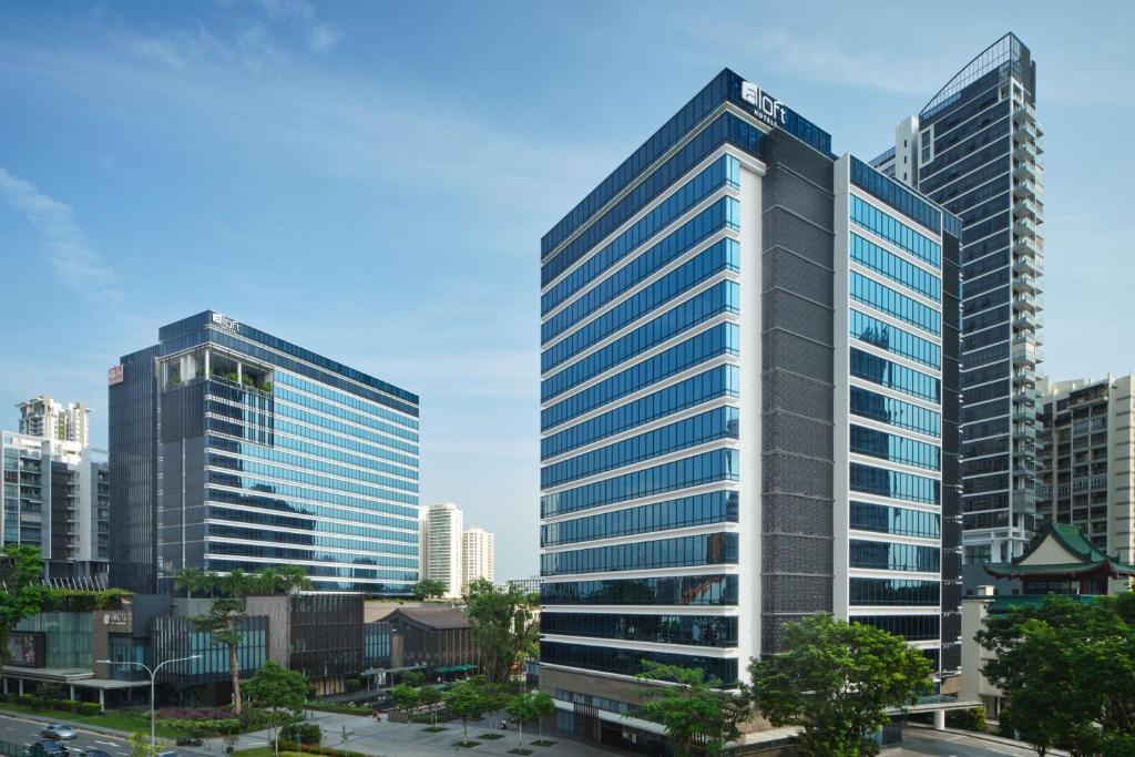 un edificio alto en una ciudad con edificios altos en Aloft Singapore Novena en Singapur