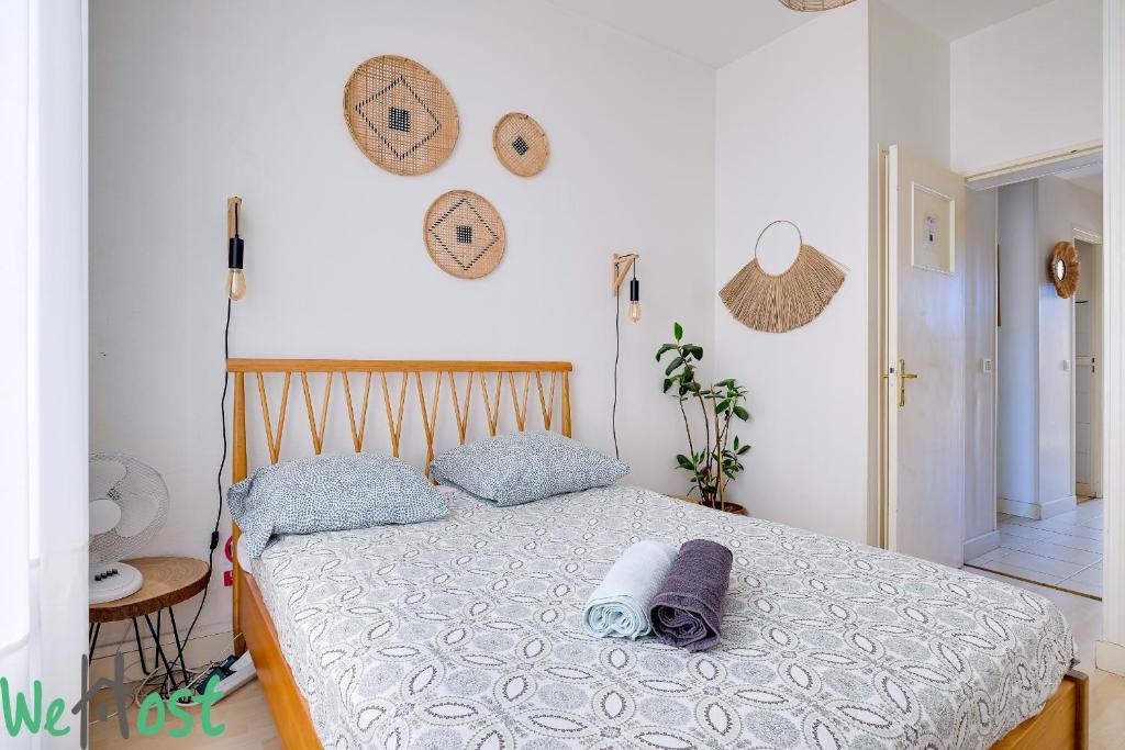 a bedroom with a bed with towels on it at Charming apartment with Cosy Balcony Old Port in Marseille