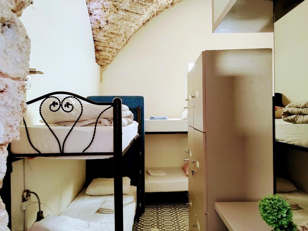 Postel nebo postele na pokoji v ubytování PoliHosts Old Jaffa