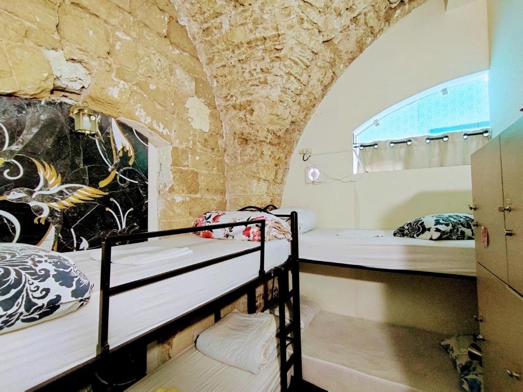 Postel nebo postele na pokoji v ubytování PoliHosts Old Jaffa