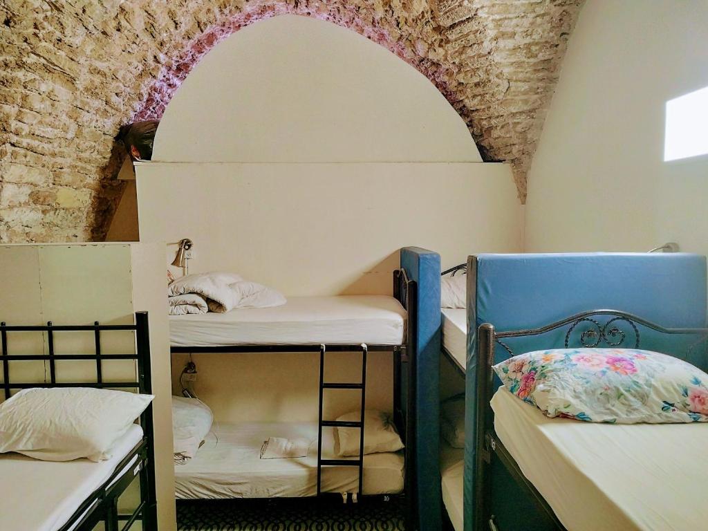 Postel nebo postele na pokoji v ubytování PoliHosts Old Jaffa