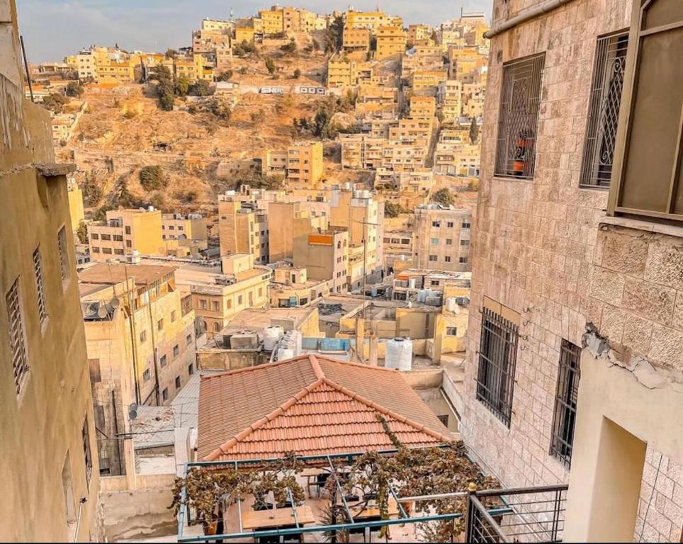 Blick auf die Stadt von einem Gebäude in der Unterkunft Villa Mira Guesthouse - Downtown Central Amman - AL DIYRIH in Amman