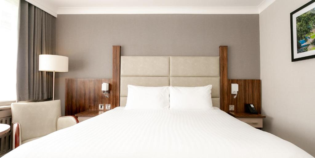 Postel nebo postele na pokoji v ubytování Cedar Court Hotel Huddersfield