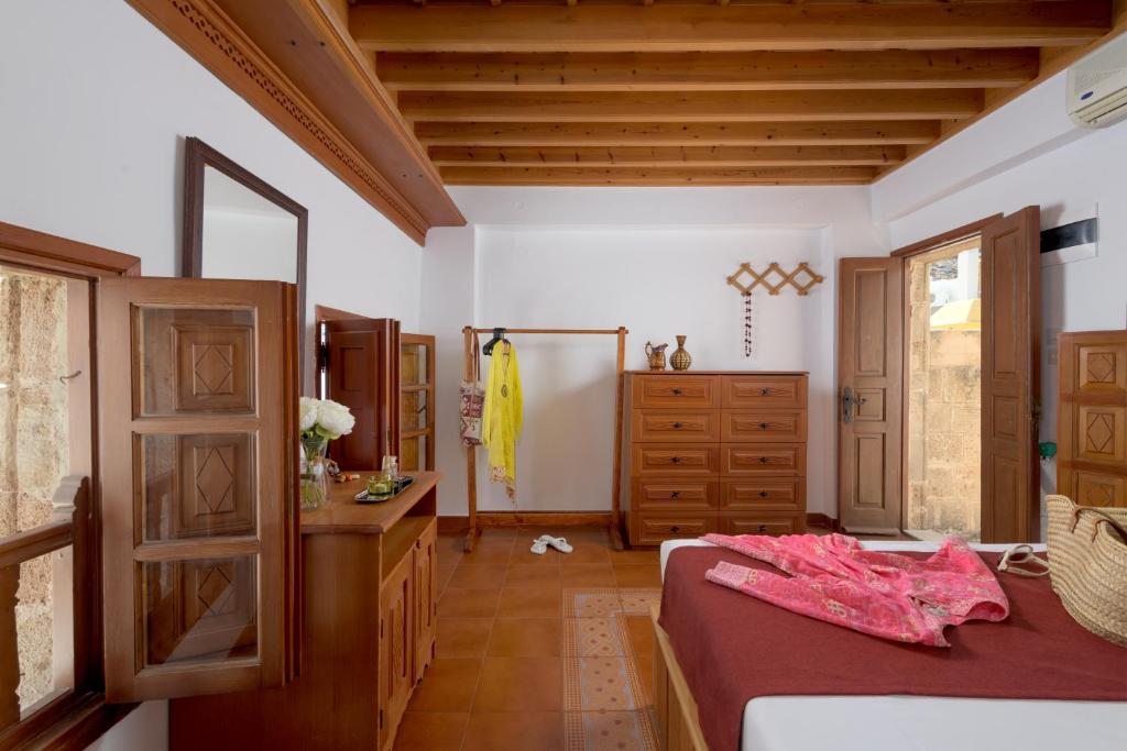 Łóżko lub łóżka w pokoju w obiekcie Evangelia's Traditional Villa Lindos