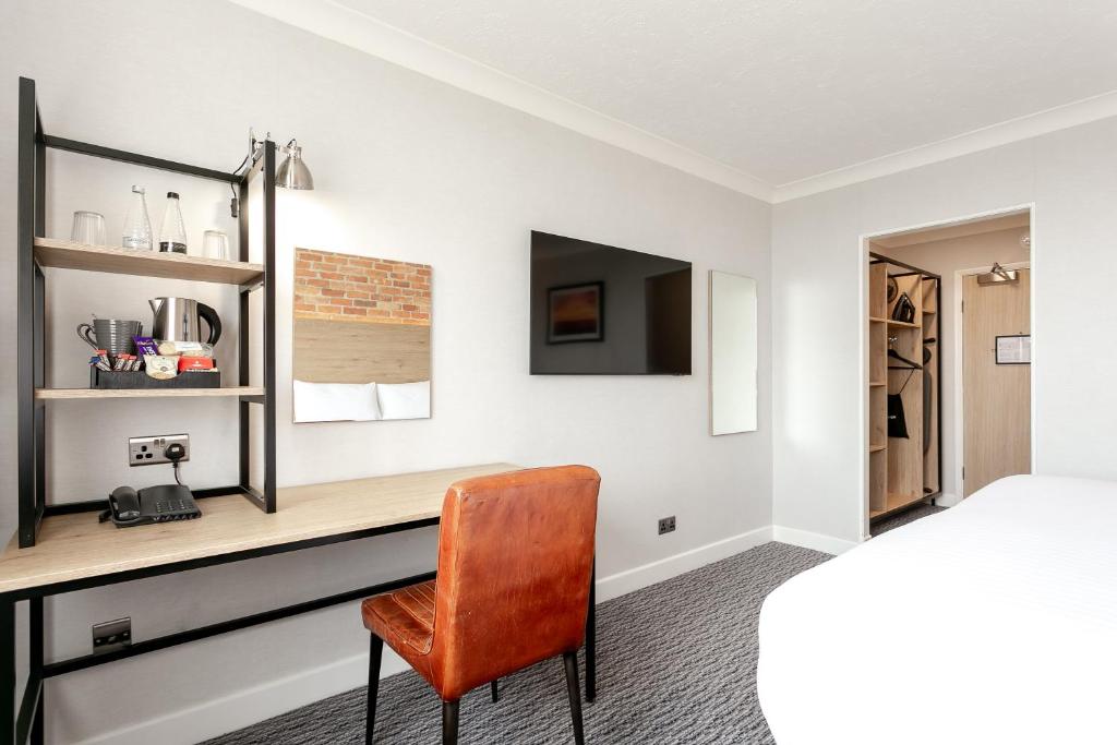 Postel nebo postele na pokoji v ubytování Cedar Court Hotel Huddersfield