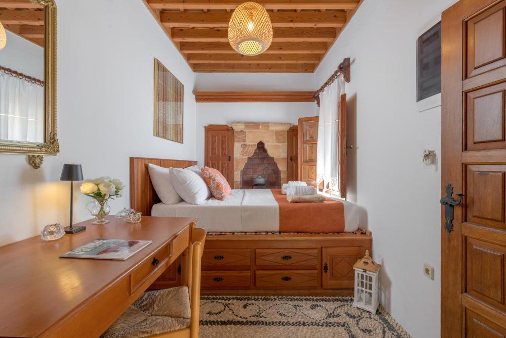 Łóżko lub łóżka w pokoju w obiekcie Evangelia's Traditional Villa Lindos