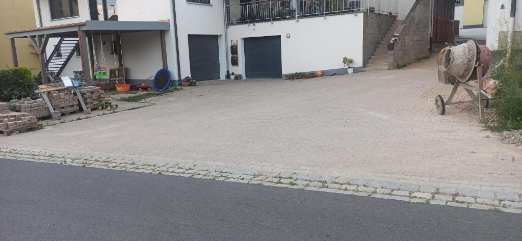an empty parking lot in front of a building at Günther´s Ferienwohnung in Pegnitz