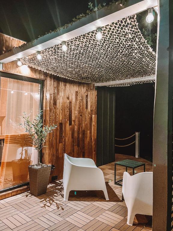 Posezení v ubytování Elysian Fields - Tiny House 'Evergreen'