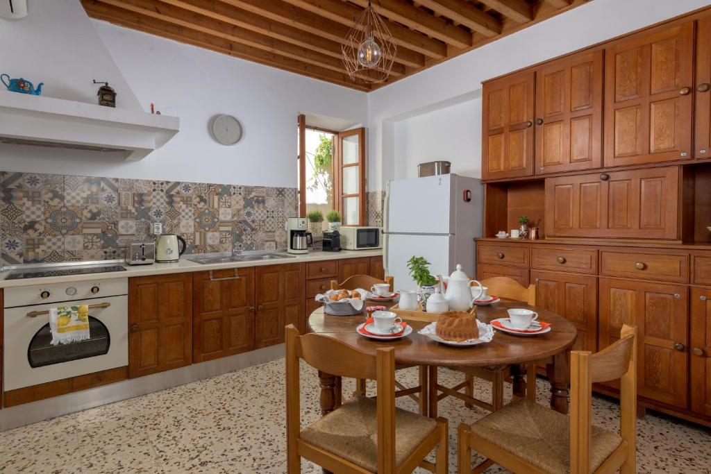 Kuchnia lub aneks kuchenny w obiekcie Evangelia's Traditional Villa Lindos