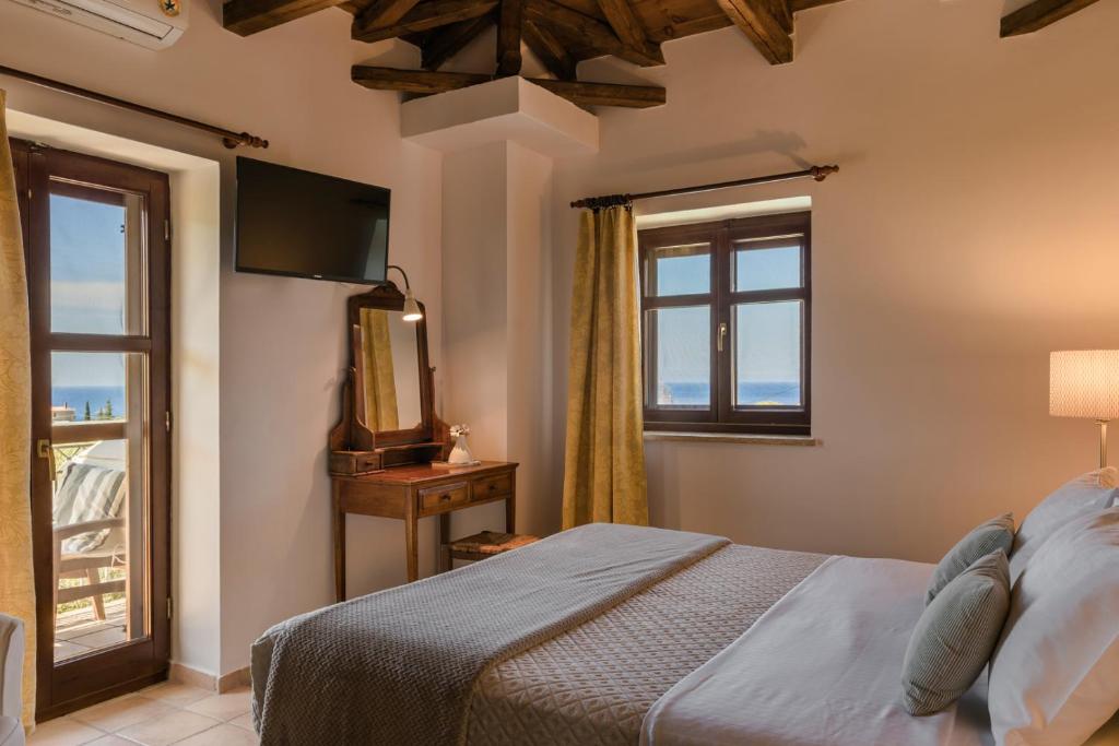 Postel nebo postele na pokoji v ubytování Eleonas Houses - Kardamili's Acqua Bliss
