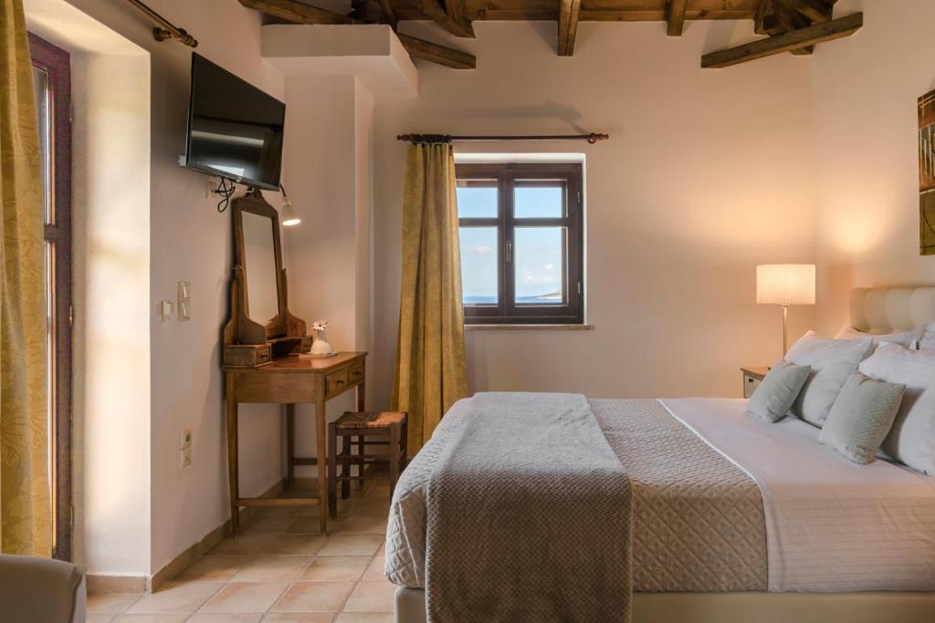 Postel nebo postele na pokoji v ubytování Eleonas Houses - Kardamili's Acqua Bliss