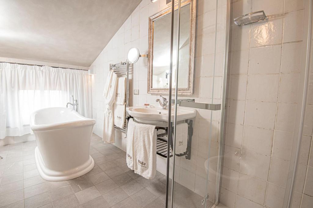 Castello Bonaria Wine & Spa Resort - Deluxe Double Room With Bath