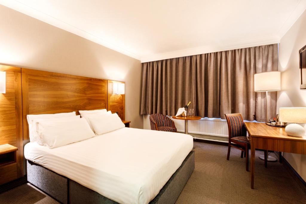 Postel nebo postele na pokoji v ubytování Cedar Court Hotel Huddersfield