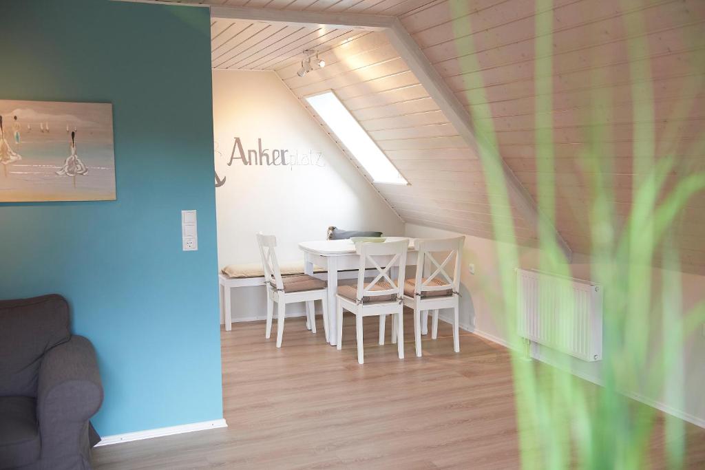 a dining room with a table and chairs at Ferienwohnung Ankerplatz in Bünsdorf